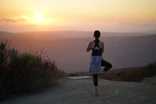 Stressprävention durch Faszien Yoga und achtsames Wandern