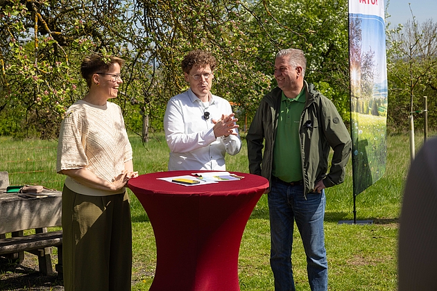 Feierliche Eröffnung des Lehrpfads auf der Streuobstwiese. V.l.n.r: Stefanie Klee, MdL (Trägerverein Burg Fürsteneck), Matthias Feuerstein (Akademie Burg Fürsteneck), Torsten Raab (UNESCO-Biosphärenreservat Rhön)