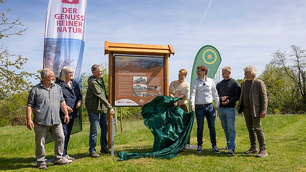V.l.n.r: Thomas Löw (Streuobstwiesen-Experte), Mechthild Klee (Kreisausschuss Fulda), Torsten Raab (UNESCO-Biosphärenreservat Rhön), Stefanie Klee, Matthias Feuerstein, Fabian Brehl (RhönSprudel) und Grafiker Christian Kunert. Foto: Sebastian Mannert